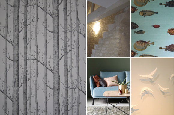 Hintergrund mit Baumstämmen, Treppe, Fische, Sofa mit Kissen und Wand mit Vogel-Skulpturen.