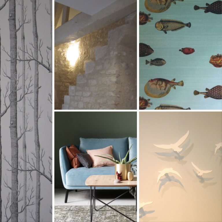 Wand mit Baum-Muster, Treppe, Fischmuster, moderne Couch und stilvolle Lampe.